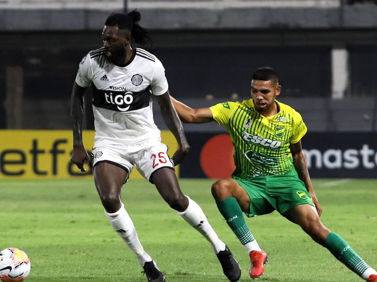 La brutal patada de Adebayor en su debut por Copa Libertadores