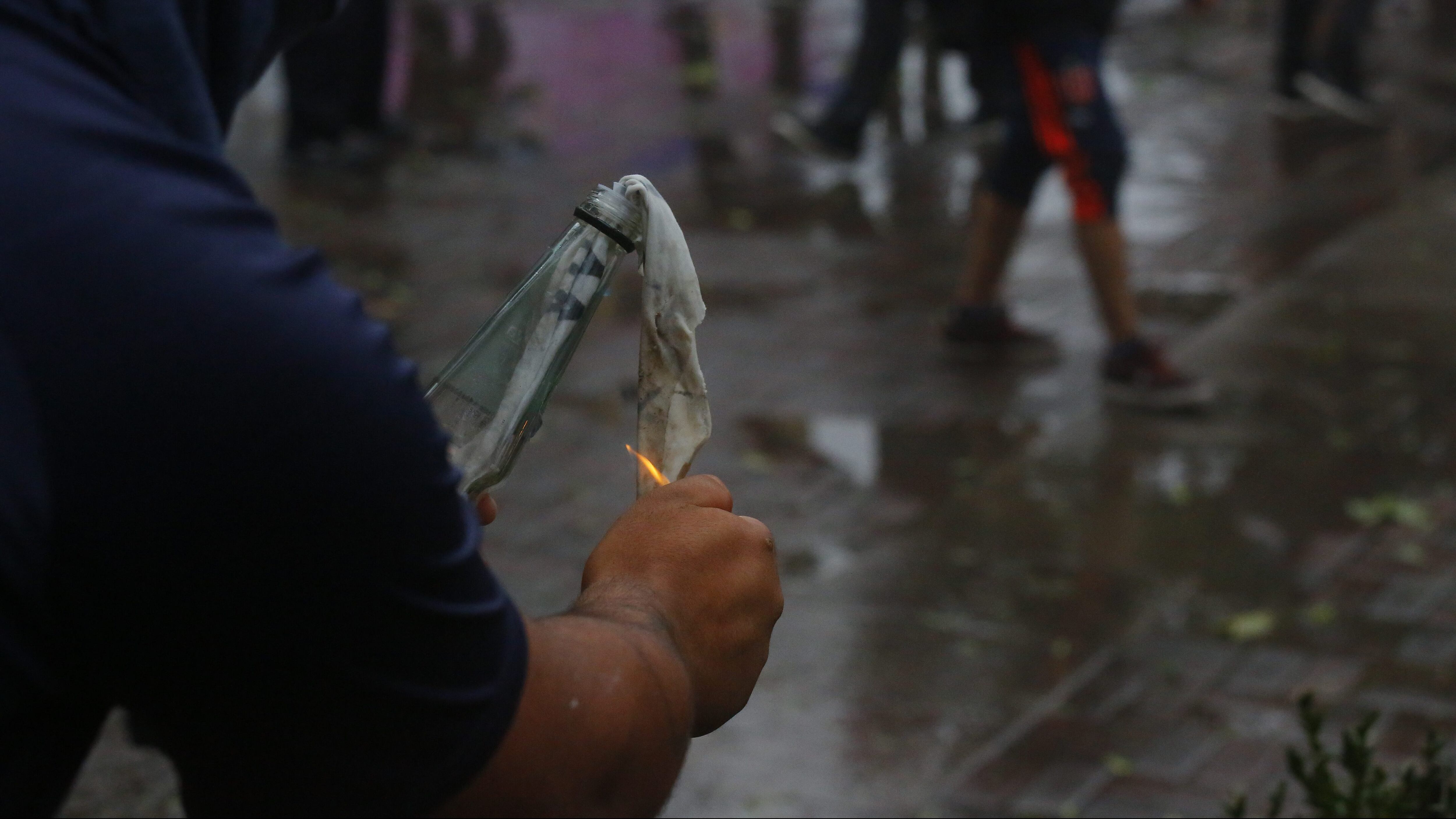02 de Marzo del 2020/CONCEPCION
Manifestante prende bomba molotov durante enfrentamientos en el centro de Concepcion, en el primer lunes de marzo de 2020, en el contexto de estallido social que vive chile desde el 18 de Octubre de 2019
FOTO:SEBASTIAN BROGCA/AGENCIAUNO