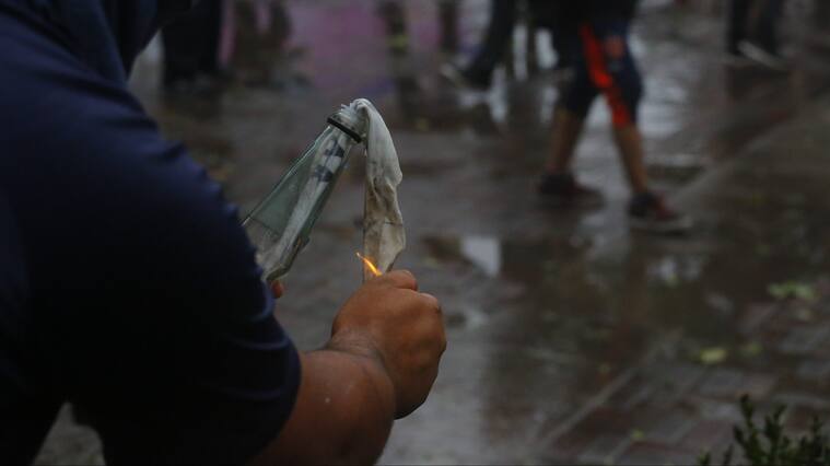 02 de Marzo del 2020/CONCEPCION
Manifestante prende bomba molotov durante enfrentamientos en el centro de Concepcion, en el primer lunes de marzo de 2020, en el contexto de estallido social que vive chile desde el 18 de Octubre de 2019
FOTO:SEBASTIAN BROGCA/AGENCIAUNO