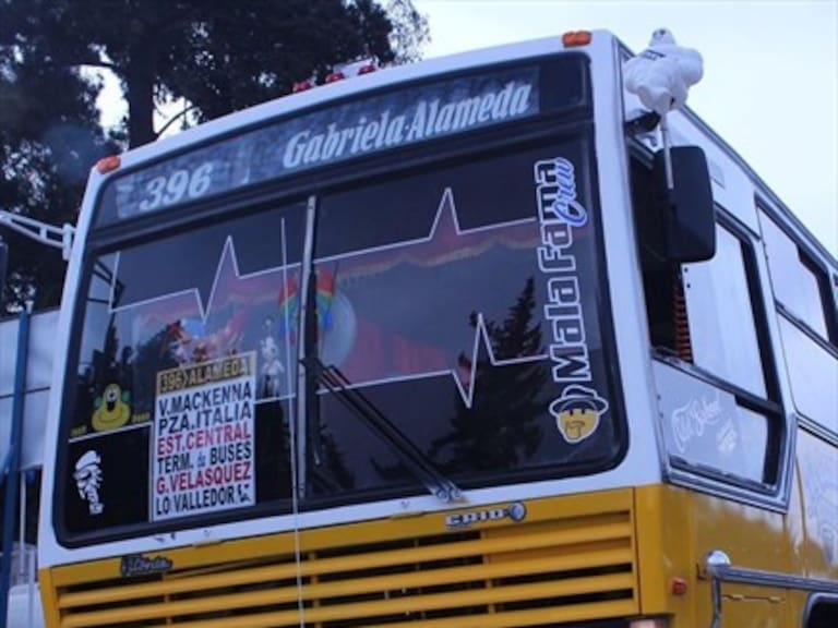 Volvieron: Antiguas micros amarillas transportan personas en calles de Santiago