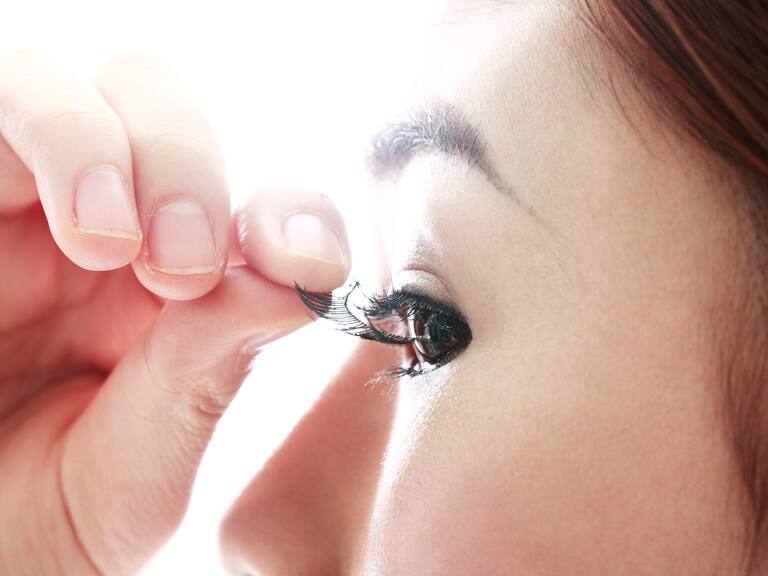 Estudio advierte que las extensiones de pestañas pueden ser muy peligrosas