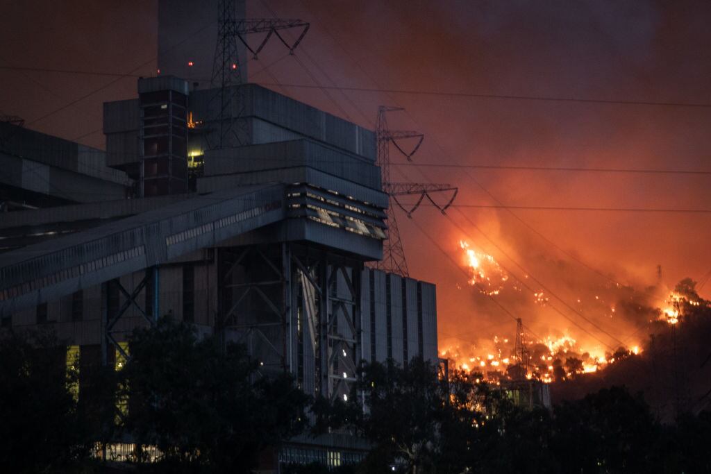 Incendio forestal rodea la central térmica de la provincia de Mugla