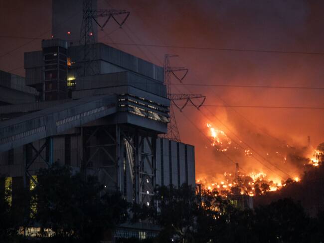 Incendio forestal rodea la central térmica de la provincia de Mugla