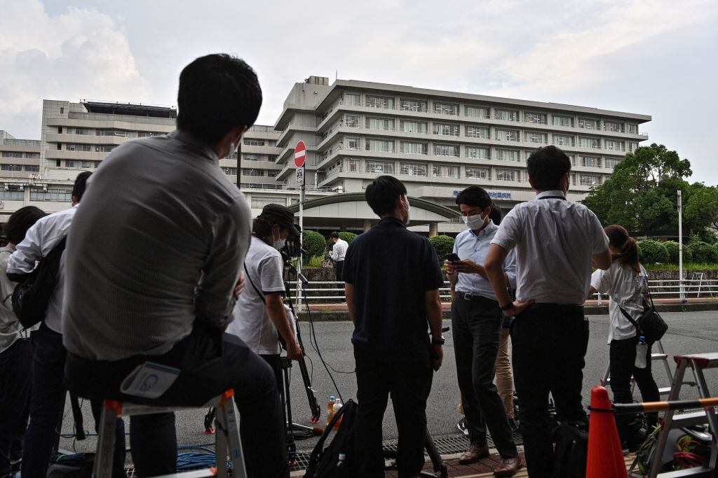 La prensa espera afuera del hospital de Nara donde llegó herido Shinzo Abe