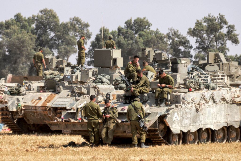 Soldados con tanques y artillería de Israel se alistan frente a la zona de Rafah, en la frontera con la Franja de Gaza.