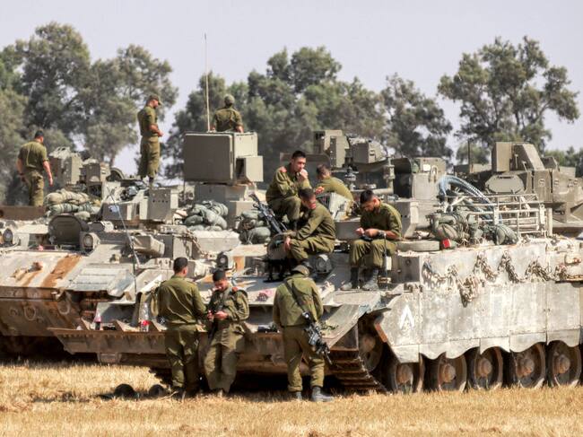 Soldados con tanques y artillería de Israel se alistan frente a la zona de Rafah, en la frontera con la Franja de Gaza.