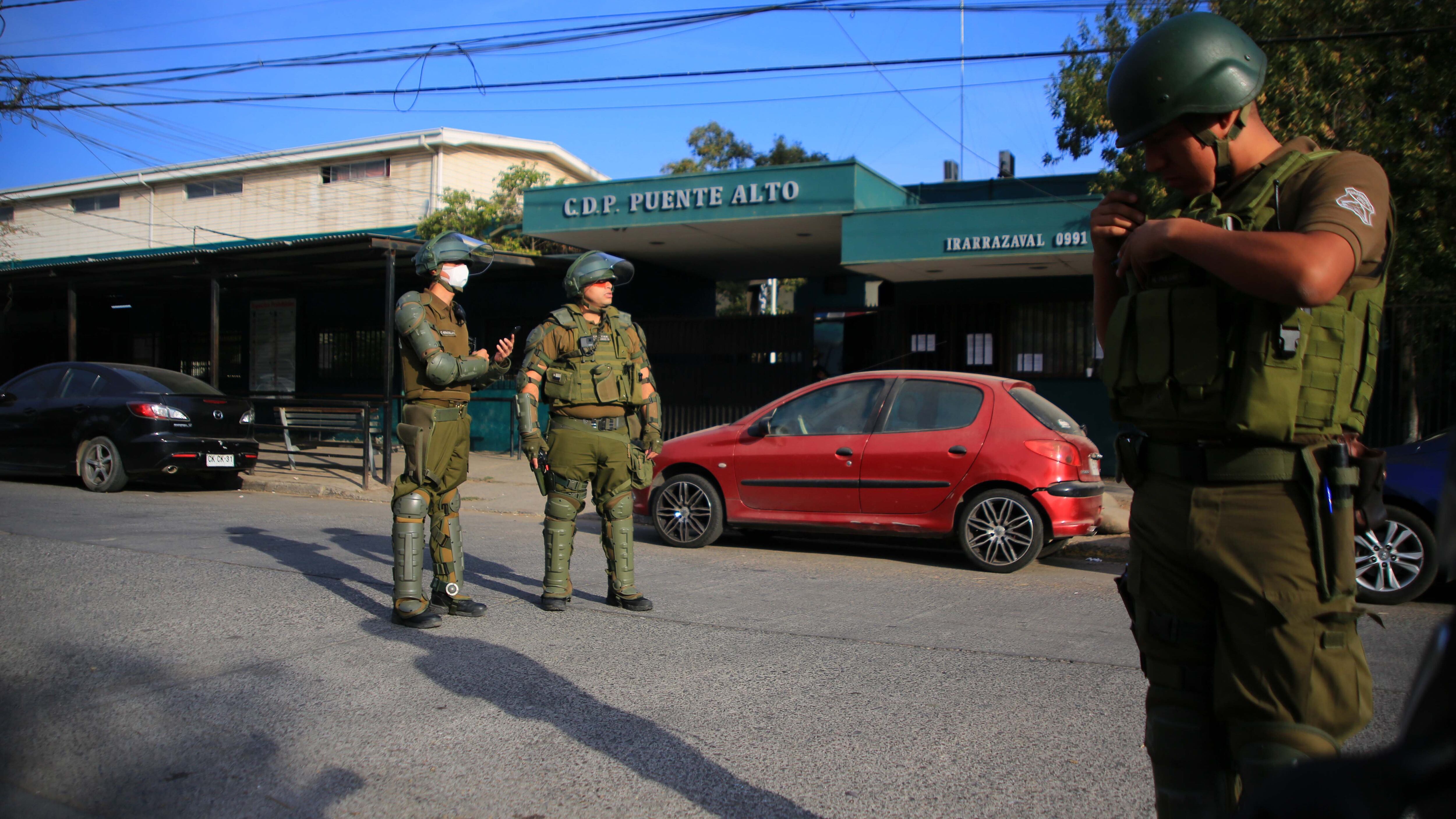 29 de marzo de 2020/SANTIAGOCarabineros custodian el ingreso, durante el intento de motín y fuego de una de las torres de la cárcel de Puente Alto por parte de los presos quienes aseguran que hay personas con Covid-19 en el recinto 
FOTO: JOSE FRANCISCO ZUÑIGA/AGENCIAUNO