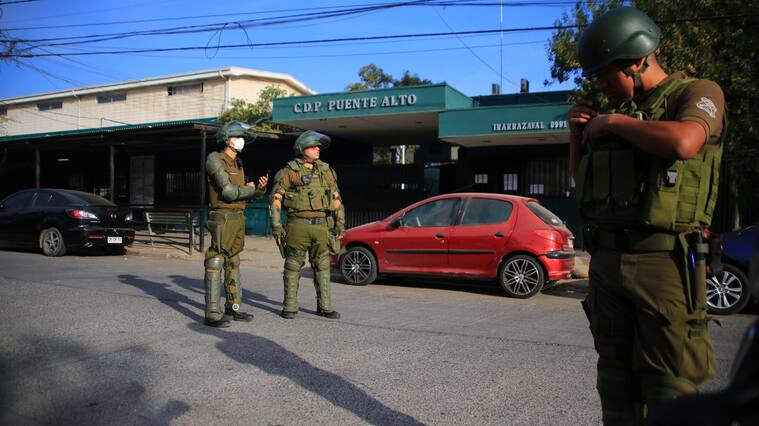 29 de marzo de 2020/SANTIAGOCarabineros custodian el ingreso, durante el intento de motín y fuego de una de las torres de la cárcel de Puente Alto por parte de los presos quienes aseguran que hay personas con Covid-19 en el recinto
FOTO: JOSE FRANCISCO ZUÑIGA/AGENCIAUNO