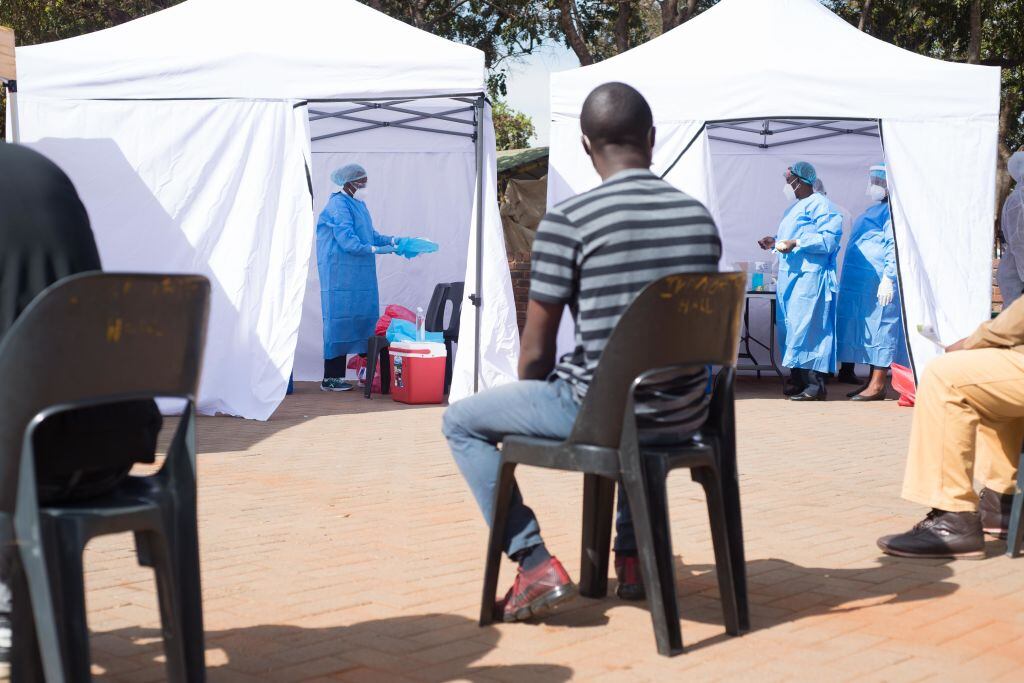 Trabajadores de la salud realizan exámenes del Covid-19 en Sudáfrica