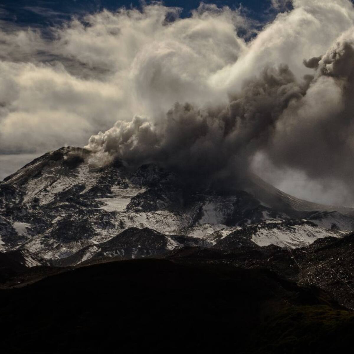 Monitorean volcán Nevados de Chillán tras registrar emisiones de material piroclástico