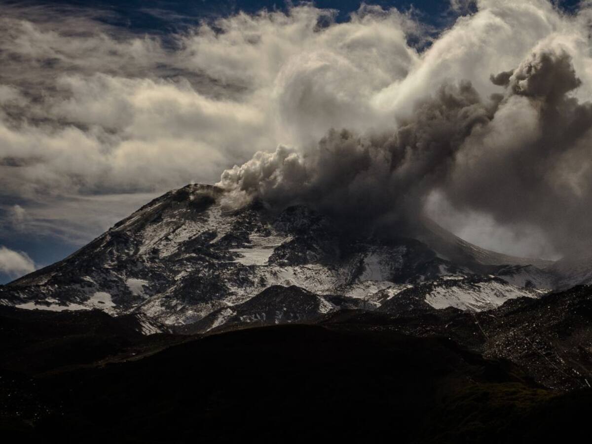Monitorean volcán Nevados de Chillán tras registrar emisiones de material piroclástico