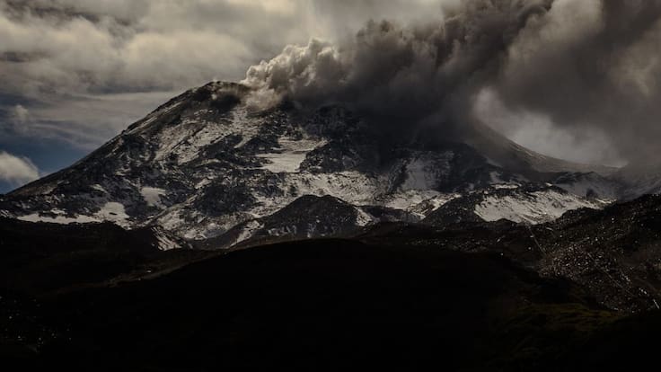 Monitorean volcán Nevados de Chillán tras registrar emisiones de material piroclástico