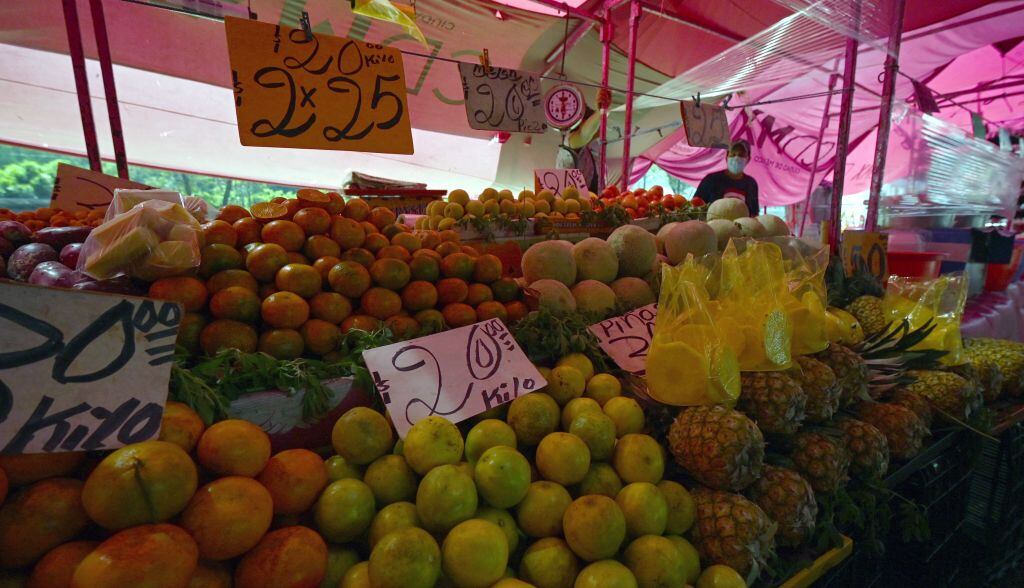 Suben los precios en un mercado de alimentos en Ciudad de México