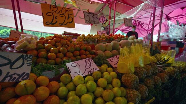 Suben los precios en un mercado de alimentos en Ciudad de México