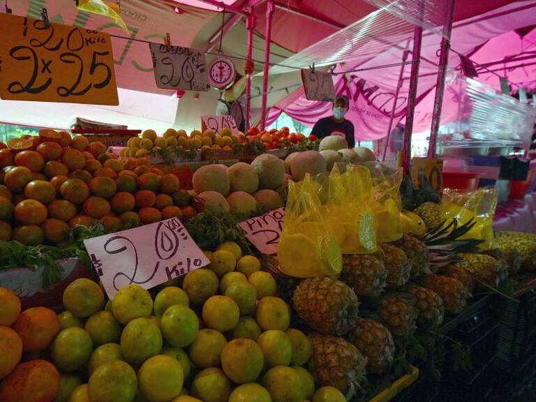 Suben los precios en un mercado de alimentos en Ciudad de México