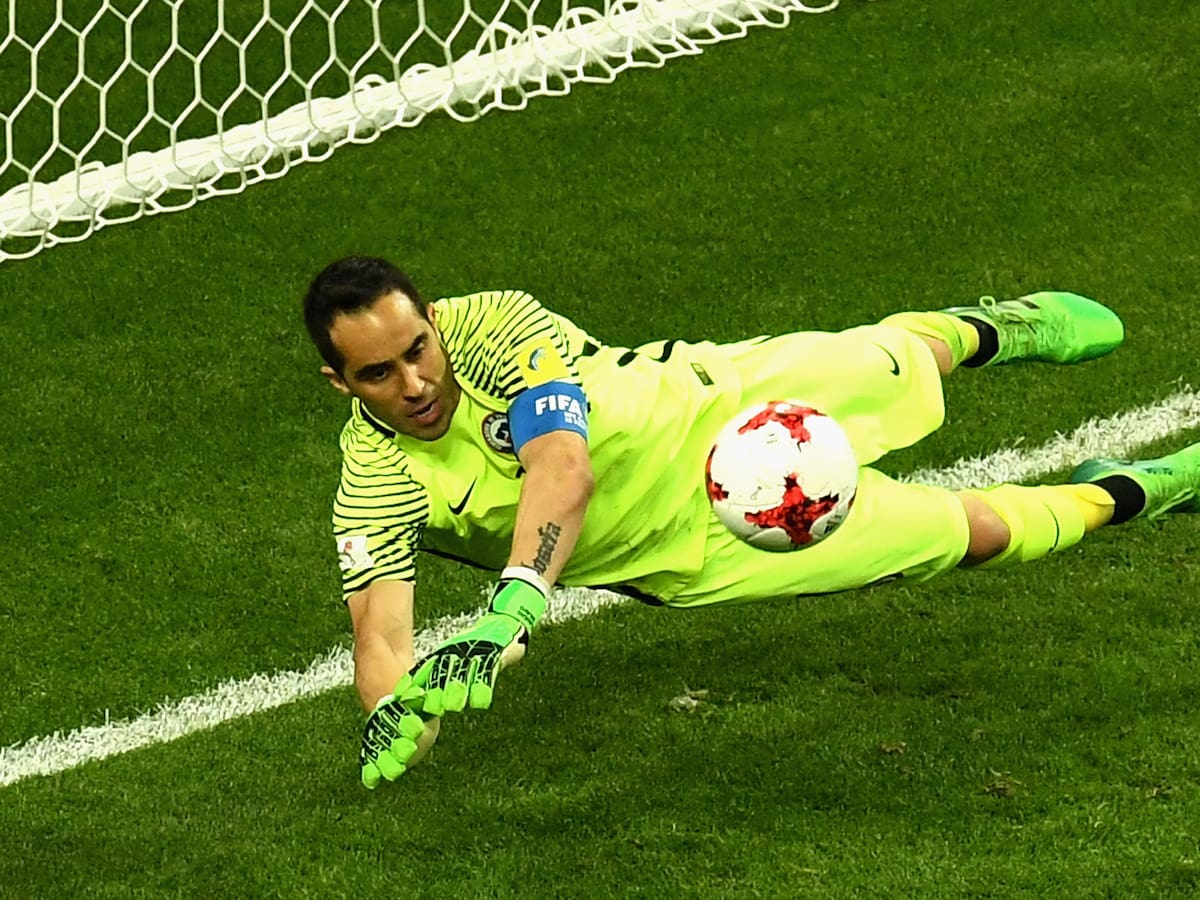 “La muralla de La Roja”: FIFA saluda al cumpleañero Claudio Bravo y recuerda su heroica actuación en la Copa Confederaciones