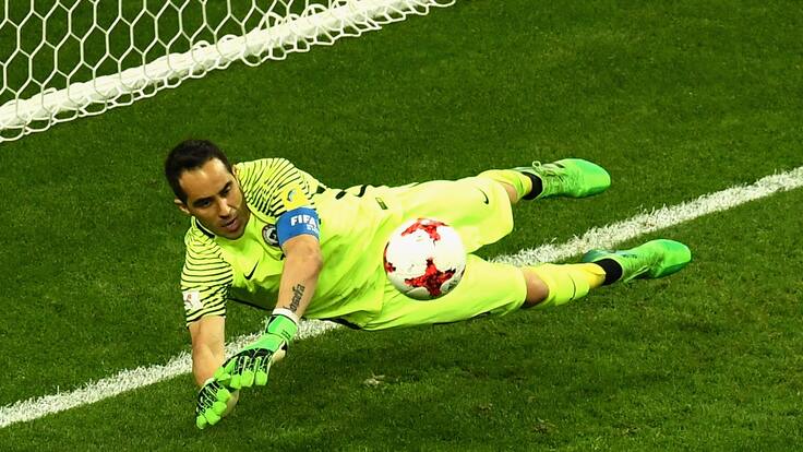 “La muralla de La Roja”: FIFA saluda al cumpleañero Claudio Bravo y recuerda su heroica actuación en la Copa Confederaciones