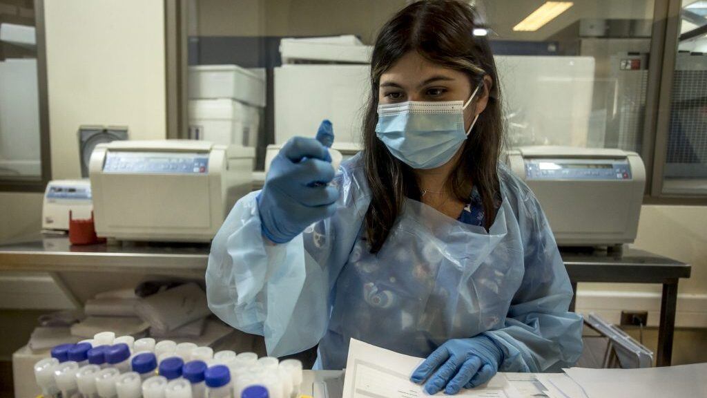 30 DE ENERO 2021 / OSORNO Personal de salud trabaja en el laboratorio de análisis de los exámenes de PCR en el Hospital Base San José de Osorno durante la cuarentena total que afecta a la ciudad debido a la emergencia sanitaria provocada por el coronavirus.
FOTO: FERNANDO LAVOZ /AGENCIAUNO.