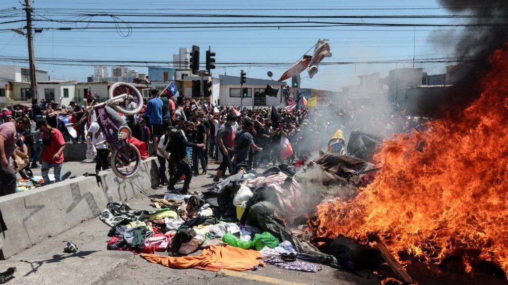 25 de Septiembre de 2021/IQUIQUECerca de cinco mil personas participaron de la marcha desde Plaza Brasil de Iquique, en contra de la inmigración irregular, que terminó con quema de carpas y ropas de un grupo de ciudadanos venezolanos que se encontraban instaladas en el sector de calle Las Rozas con Avenida Aeropuerto, en cercanías de Playa Brava
FOTO: JOHAN BERNA/AGENCIAUNO
