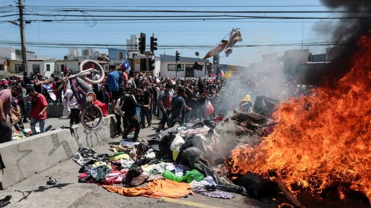 25 de Septiembre de 2021/IQUIQUECerca de cinco mil personas participaron de la marcha desde Plaza Brasil de Iquique, en contra de la inmigración irregular, que terminó con quema de carpas y ropas de un grupo de ciudadanos venezolanos que se encontraban instaladas en el sector de calle Las Rozas con Avenida Aeropuerto, en cercanías de Playa Brava
FOTO: JOHAN BERNA/AGENCIAUNO