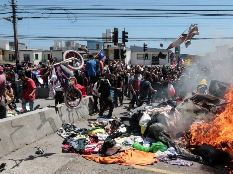 25 de Septiembre de 2021/IQUIQUECerca de cinco mil personas participaron de la marcha desde Plaza Brasil de Iquique, en contra de la inmigración irregular, que terminó con quema de carpas y ropas de un grupo de ciudadanos venezolanos que se encontraban instaladas en el sector de calle Las Rozas con Avenida Aeropuerto, en cercanías de Playa Brava
FOTO: JOHAN BERNA/AGENCIAUNO