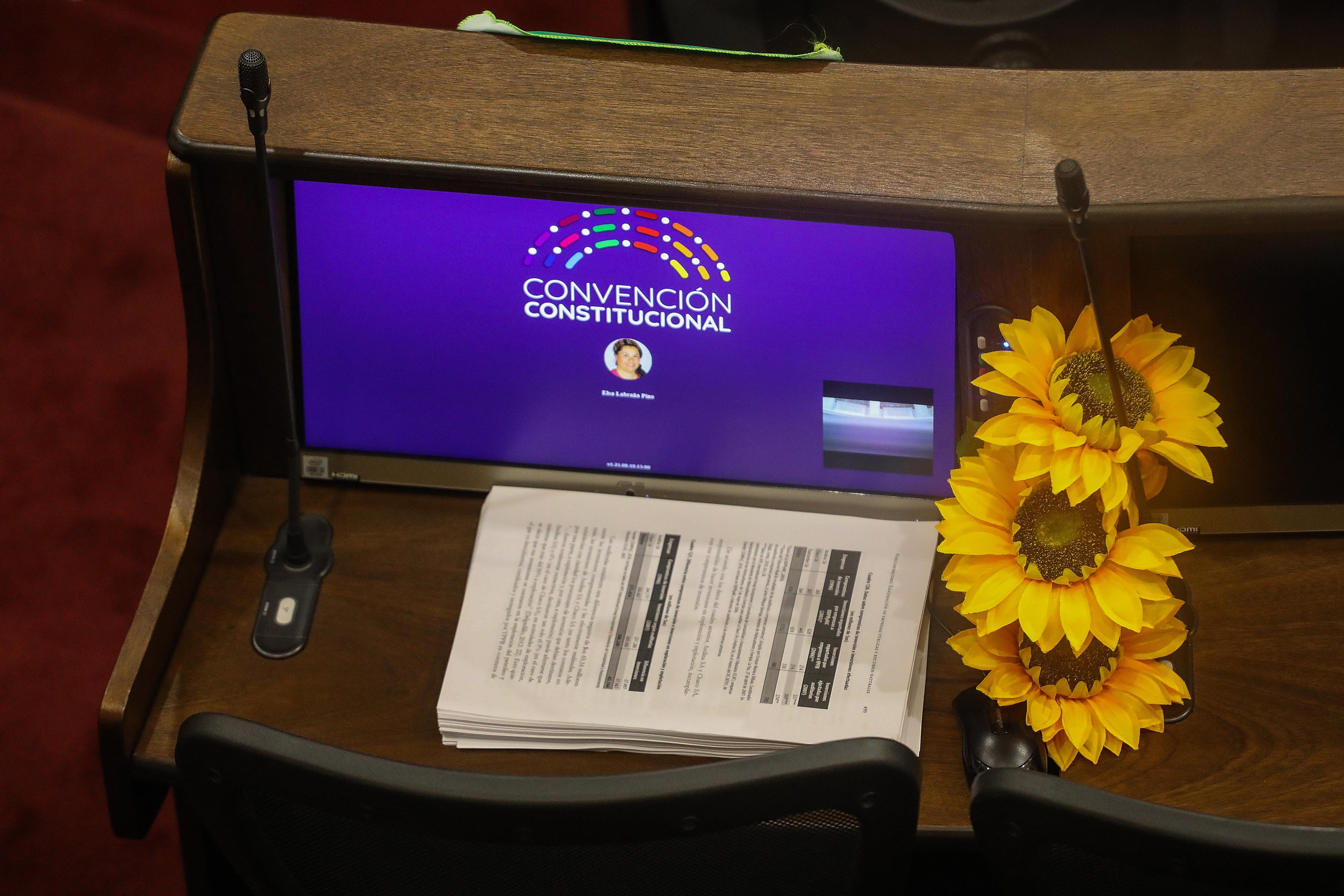 19 de Abril del 2022/SANTIAGOUnas flores en el puesto de una convencional, durante la Sesión N°85 Pleno Convención Constitucional, que se realiza en el ex congreso Nacional.
FOTO: SEBASTIAN BELTRAN GAETE/AGENCIAUNO
