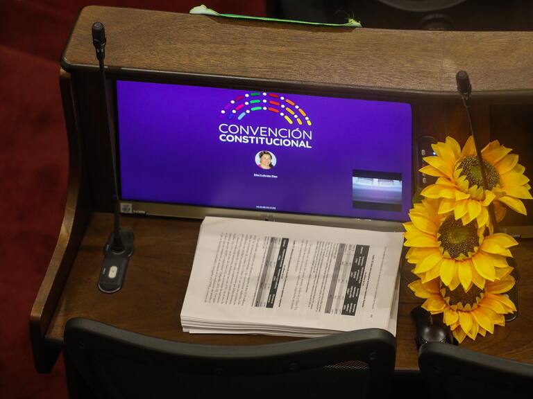 19 de Abril del 2022/SANTIAGOUnas flores en el puesto de una convencional, durante la Sesión N°85 Pleno Convención Constitucional, que se realiza en el ex congreso Nacional.
FOTO: SEBASTIAN BELTRAN GAETE/AGENCIAUNO