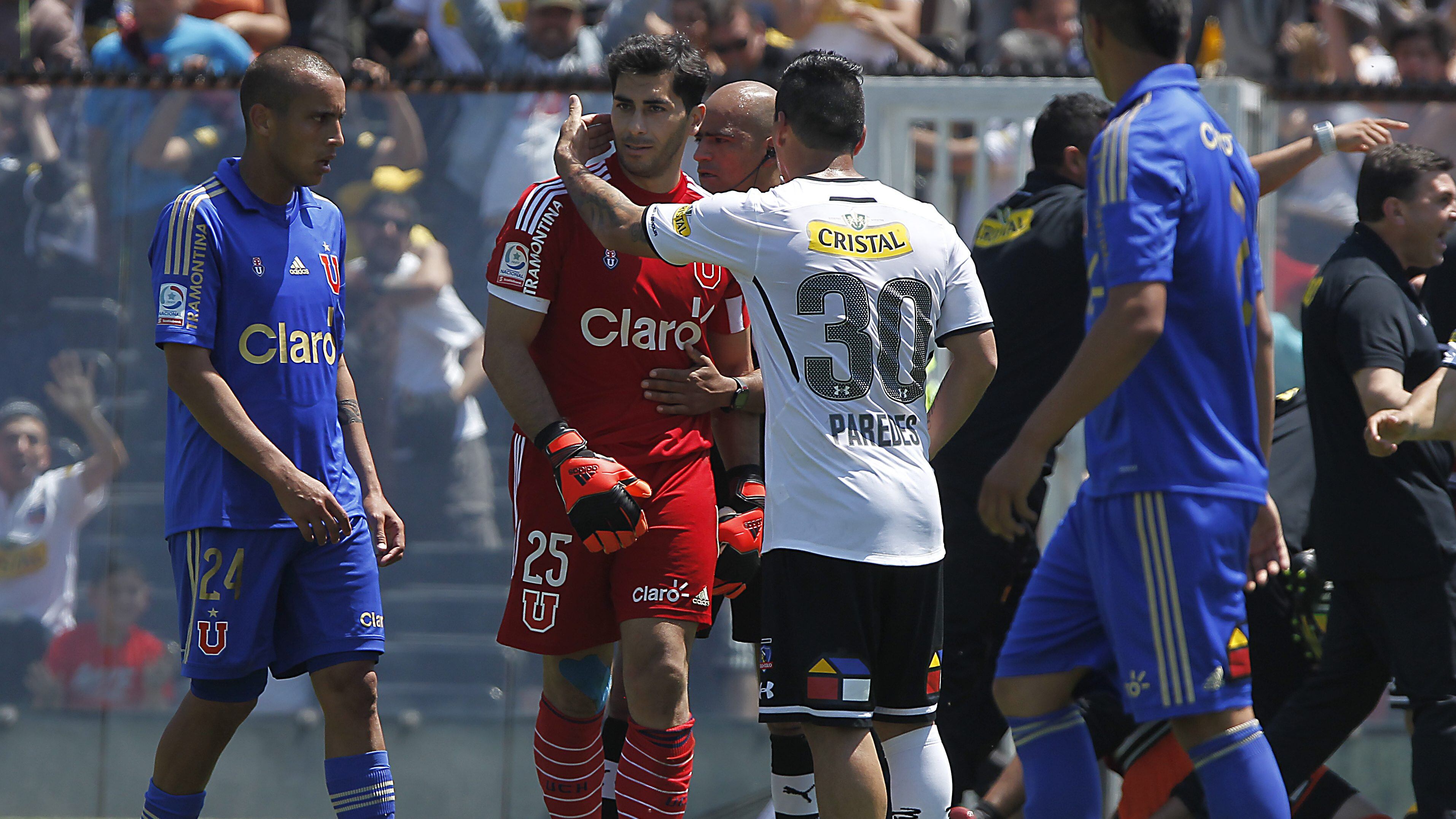 19 de Octubre de 2014/SANTIAGOJohnny Herrera y Esteban Paredes durante el partido valido por la undcima fecha del Campeonato de Clausura 2014 - 2015, entre Colo Colo   vs Universidad de Chile , jugado en el Estadio Monumental
FOTO: MARIO DAVILA /AGENCIAUNO