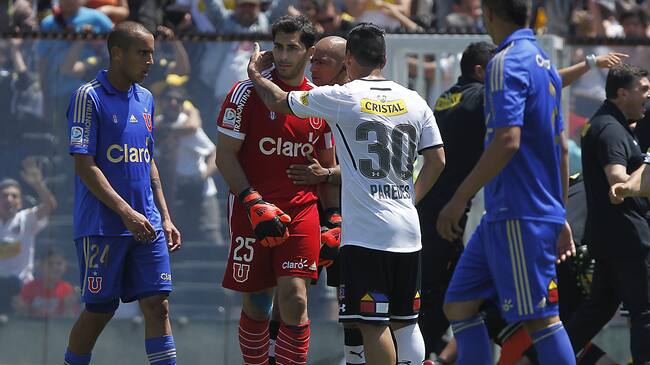 19 de Octubre de 2014/SANTIAGOJohnny Herrera y Esteban Paredes durante el partido valido por la undcima fecha del Campeonato de Clausura 2014 - 2015, entre Colo Colo vs Universidad de Chile , jugado en el Estadio Monumental
FOTO: MARIO DAVILA /AGENCIAUNO
