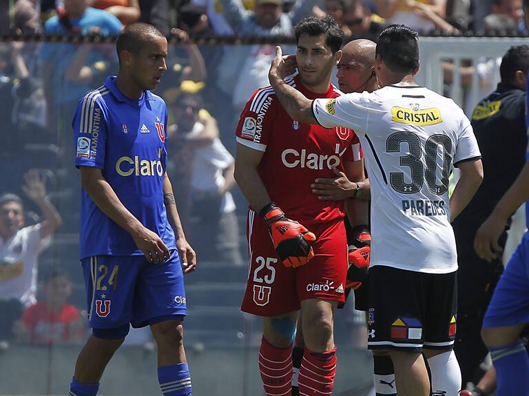19 de Octubre de 2014/SANTIAGOJohnny Herrera y Esteban Paredes durante el partido valido por la undcima fecha del Campeonato de Clausura 2014 - 2015, entre Colo Colo vs Universidad de Chile , jugado en el Estadio Monumental
FOTO: MARIO DAVILA /AGENCIAUNO
