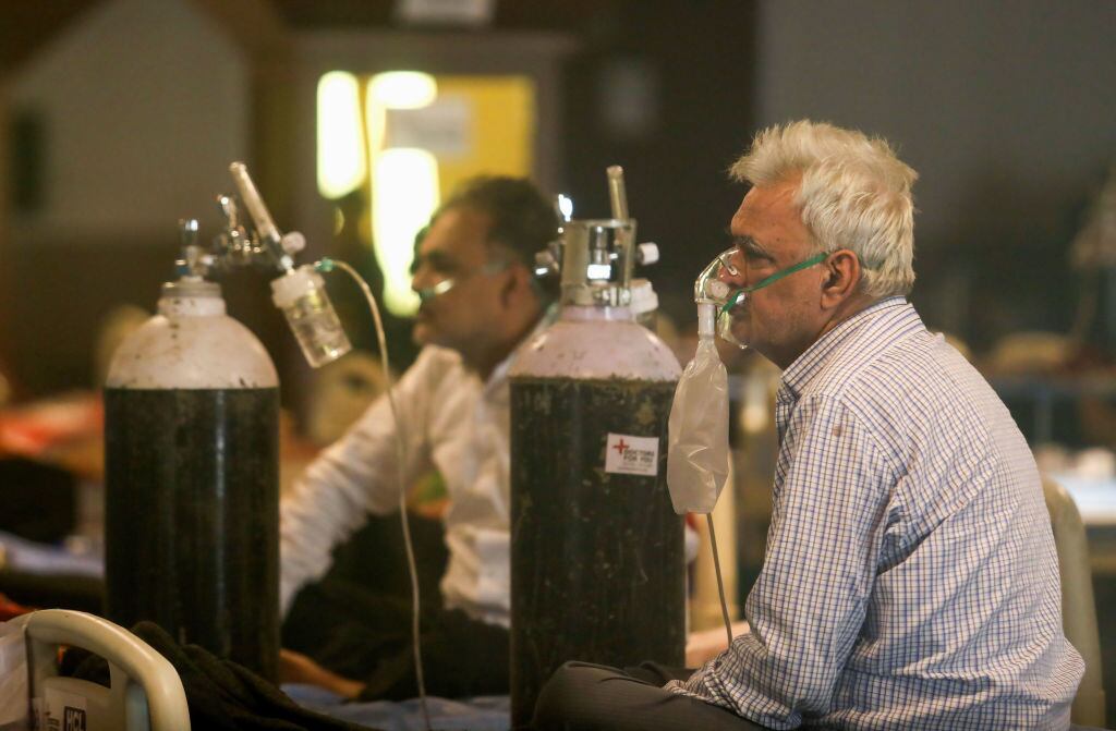 Pacientes Covid-19 reciben oxígeno en un recinto de campaña en Shehnai