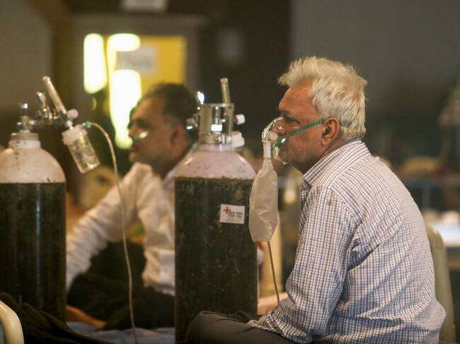 Pacientes Covid-19 reciben oxígeno en un recinto de campaña en Shehnai