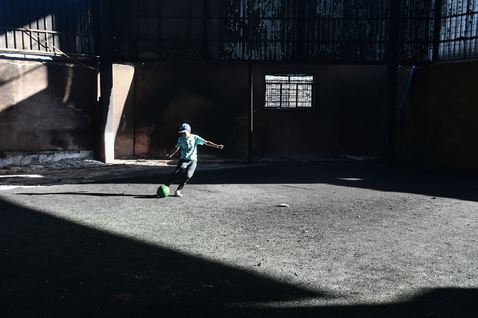 23 de Diciembre 2022 / VIÑA DEL MAR
Un niño juega pateando un balon de futbol al interior de una sede deportiva que fue alcanzada por las llamas, sector Tranque Sur.
VICTOR HUENANTE / AGENCIAUNO