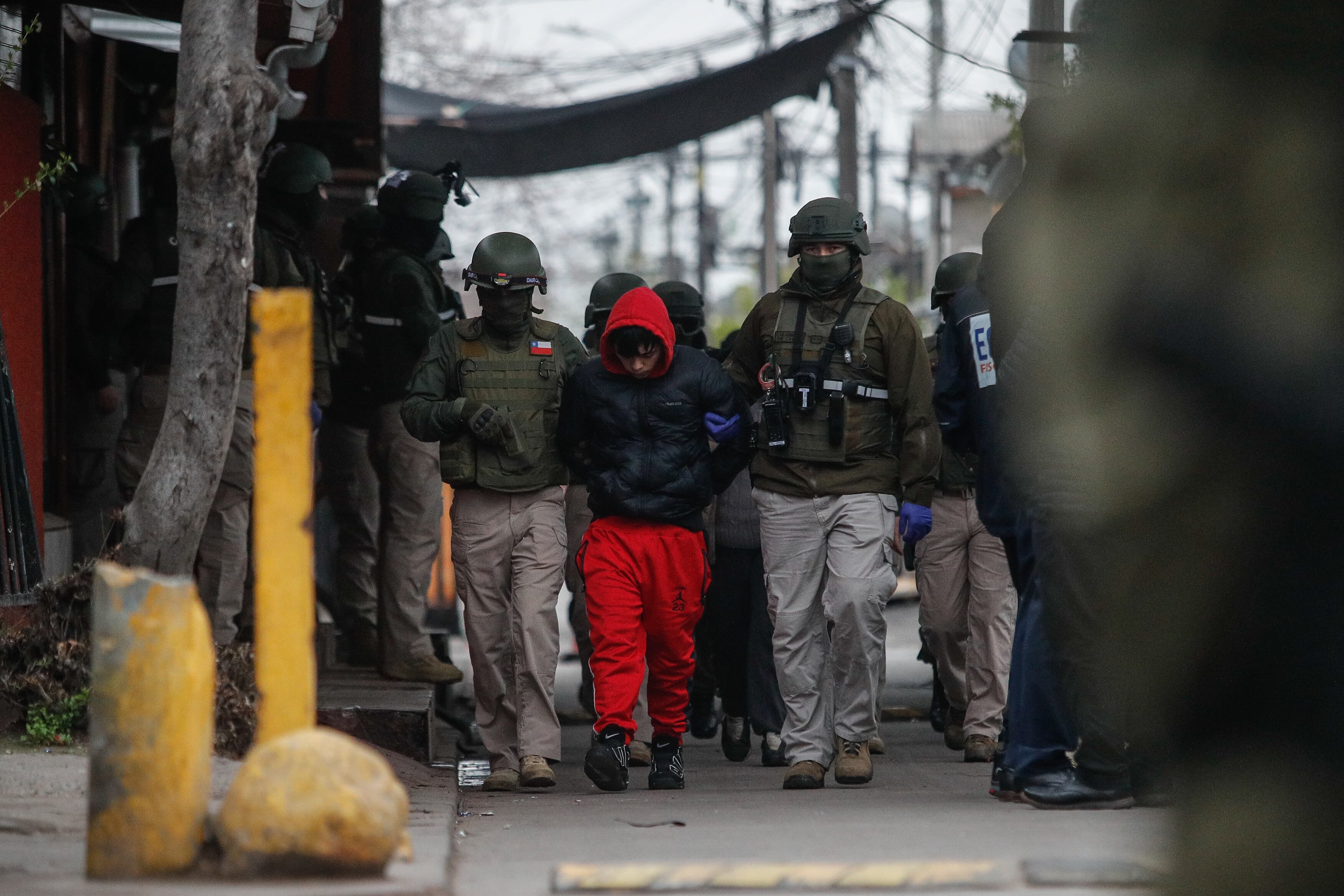 30 DE AGOSTO DE 2024 / SANTIAGO
Operativo policial debido a la ola de homicidios en La Pintana, con 300 funcionarios de Carabineros y Policía de Investigaciones, en trabajo mancomunado realizan distintos allanamientos en Villa Sinfonía, calle General Arriagada con Las Flautas, 5 detenidos, 1 por homicidio y 4 por drogas y porte ilegal de armas
FOTO: DIEGO MARTIN/AGENCIAUNO