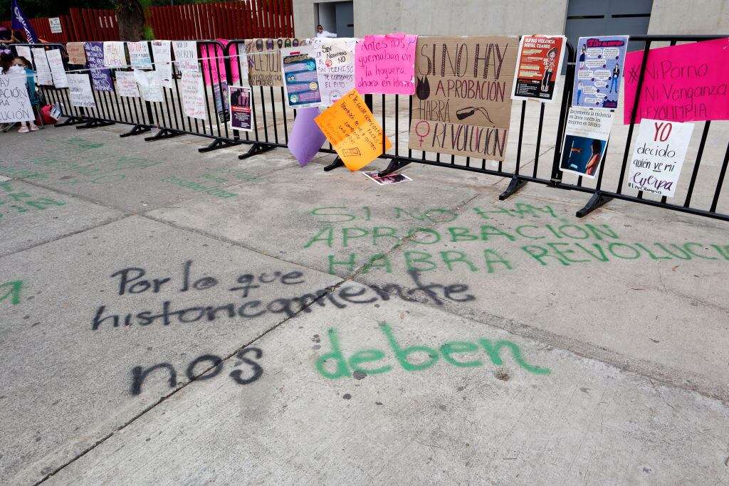 Feministas se manifiestan ante el congreso en Ciudad de México