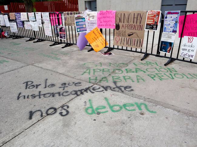 Feministas se manifiestan ante el congreso en Ciudad de México