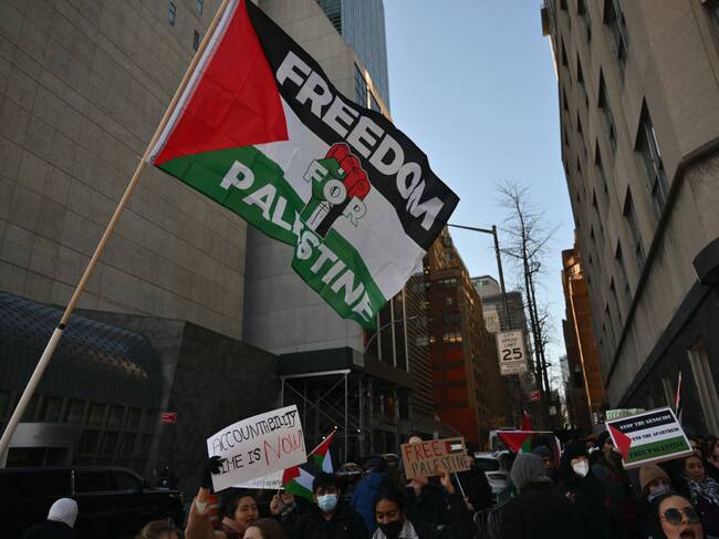 Manifestantes a favor de Palestina muestran banderas y carteles en las afueras de la sede de las Naciones Unidas en Nueva York de Estados Unidos