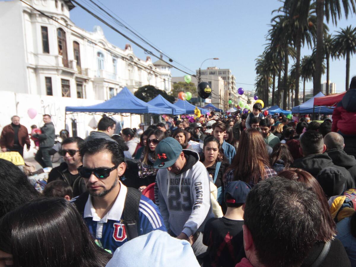 Contraloría detectó irregularidades en entregas de permisos para ferias en Valparaíso y ordenó un sumario