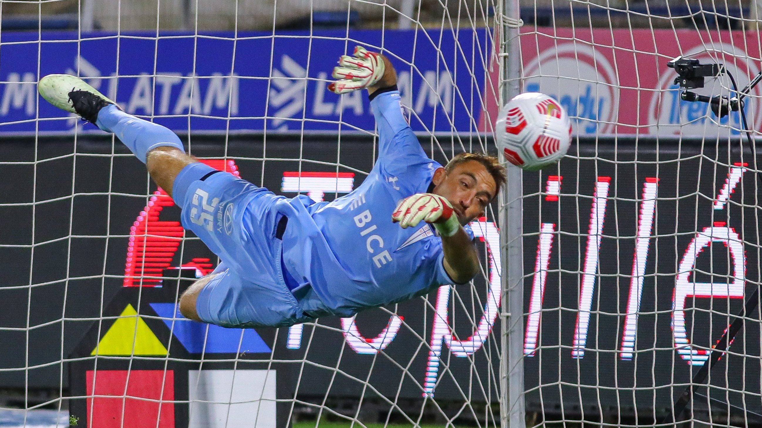 30 DE MAYO DE 2021/SANTIAGOSebastian Perez (c), durante el partido valido por la novena fecha del Campeonato Nacional AFP PlanVital 2021, entre Universidad Catolica y Cobresal, disputado en el Estadio San Carlos de Apoquindo.
FOTO: SEBASTIAN ORIA/AGENCIAUNO