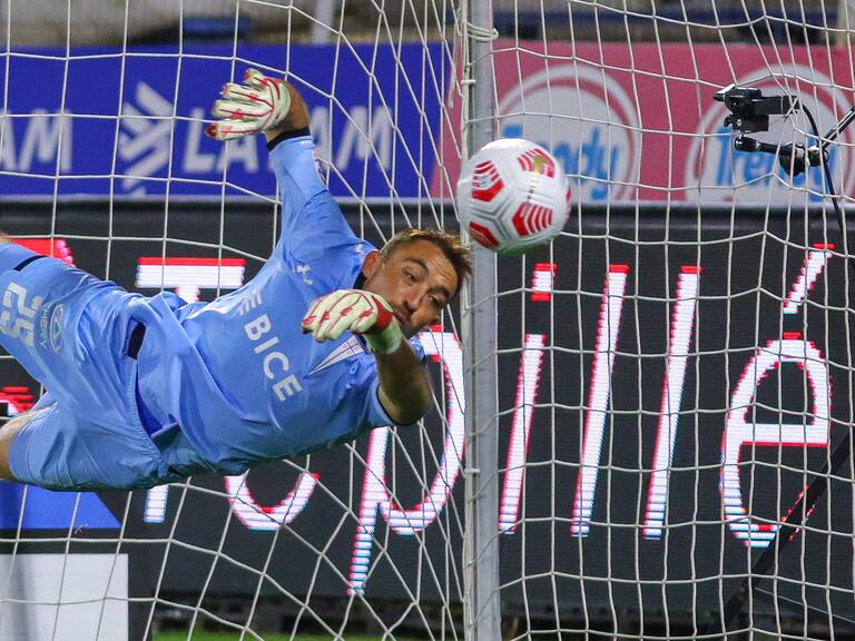 30 DE MAYO DE 2021/SANTIAGOSebastian Perez (c), durante el partido valido por la novena fecha del Campeonato Nacional AFP PlanVital 2021, entre Universidad Catolica y Cobresal, disputado en el Estadio San Carlos de Apoquindo.
FOTO: SEBASTIAN ORIA/AGENCIAUNO
