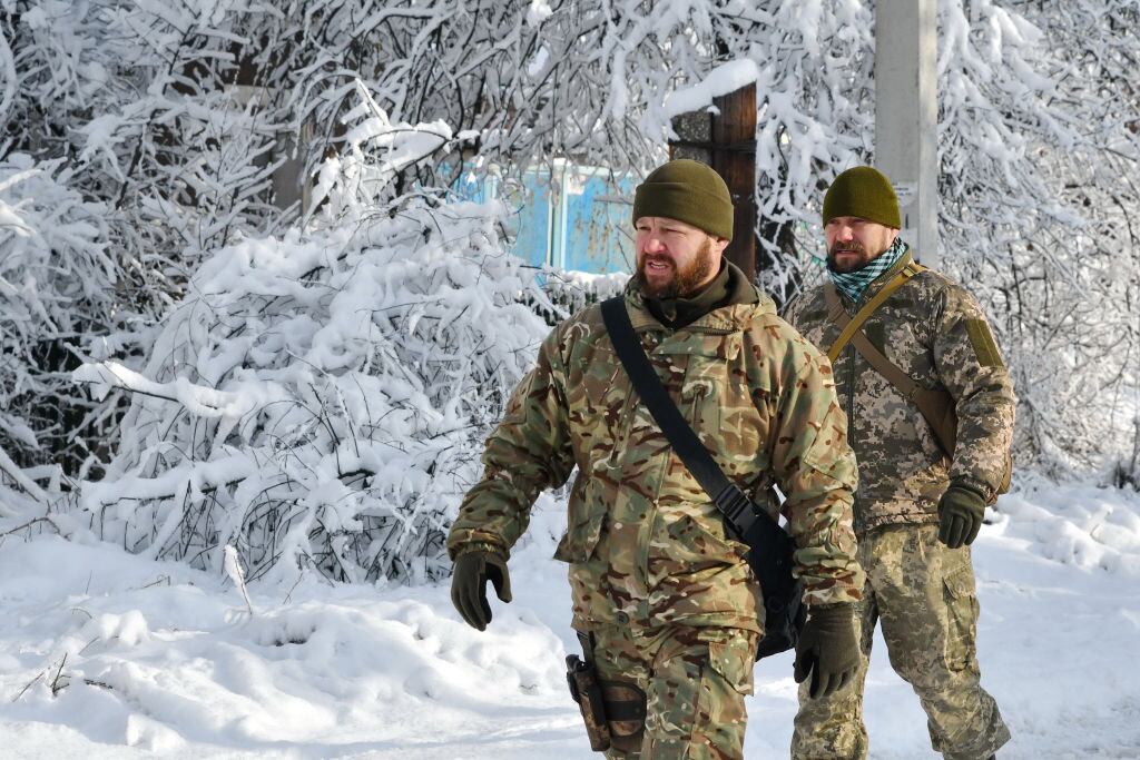 Soldados ucranianos vigilan frontera con Rusia en la región de Donetsk