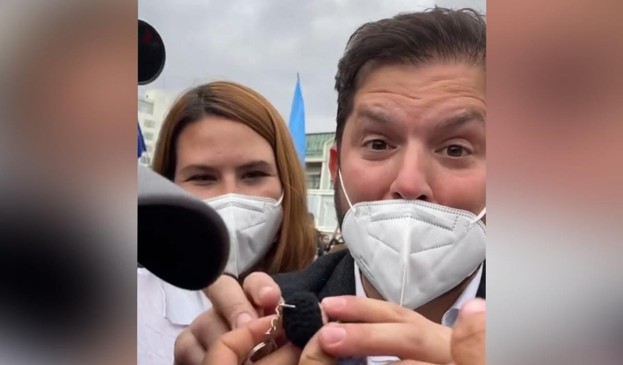 Hice un Gabriel Boric chiquitito: Tierna reacción de candidato al recibir regalo se viraliza en redes | Captura Video