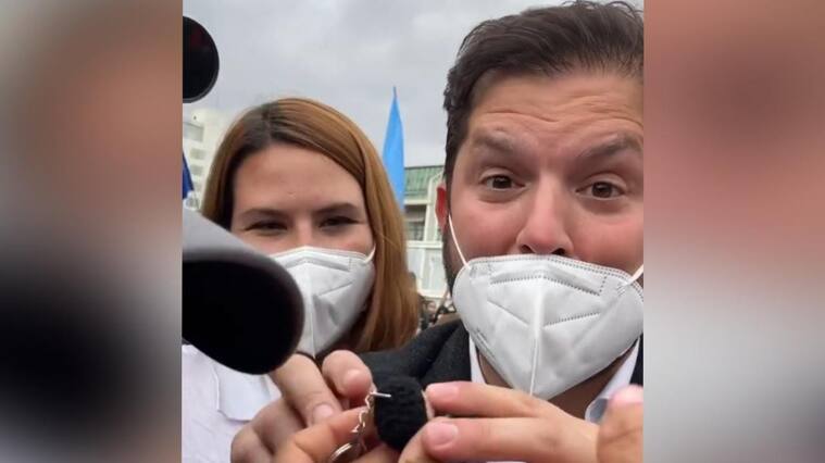 Hice un Gabriel Boric chiquitito: Tierna reacción de candidato al recibir regalo se viraliza en redes | Captura Video