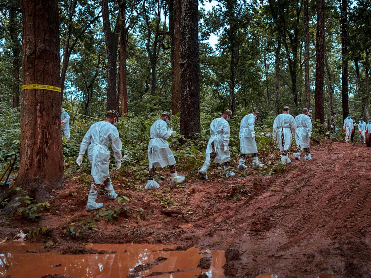 Tragedia en Nepal: inundaciones dejan más de 900 muertos y obligan a enterrar cuerpos sin identificar