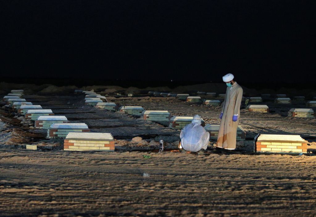 Un cementerio de víctimas del Covid-19 en el desierto de Irak