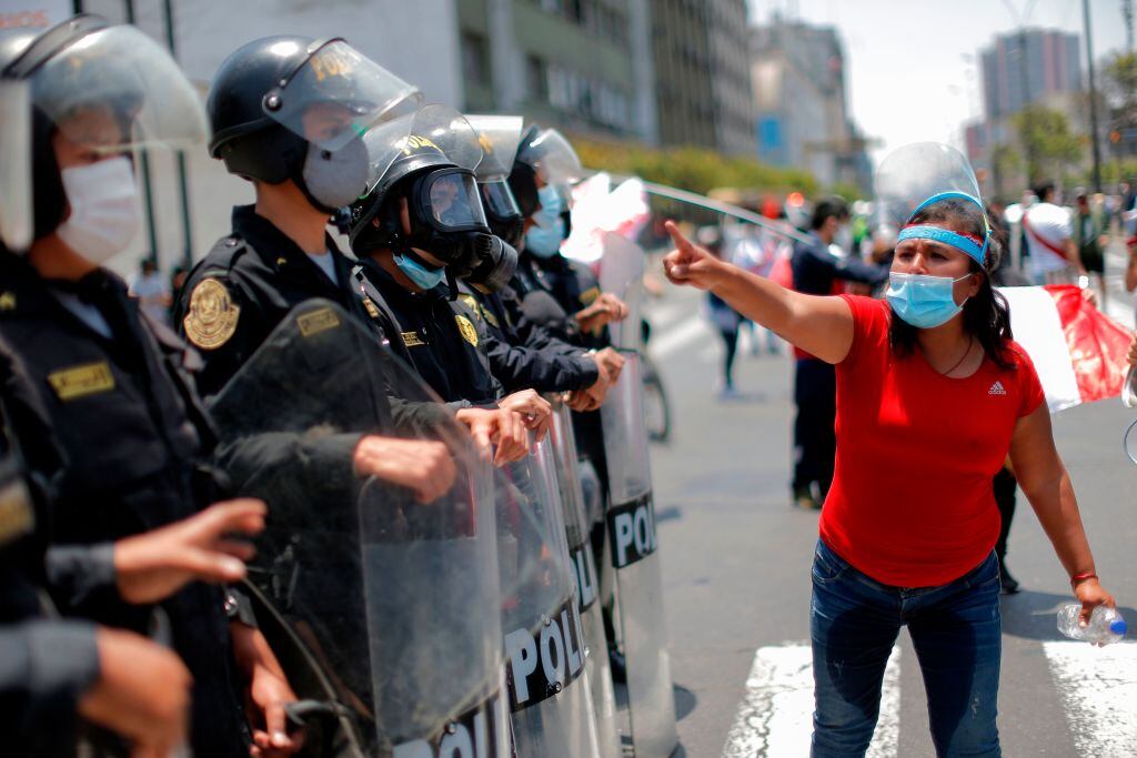 Ciudadanos increpan a los policías por la represión en Lima