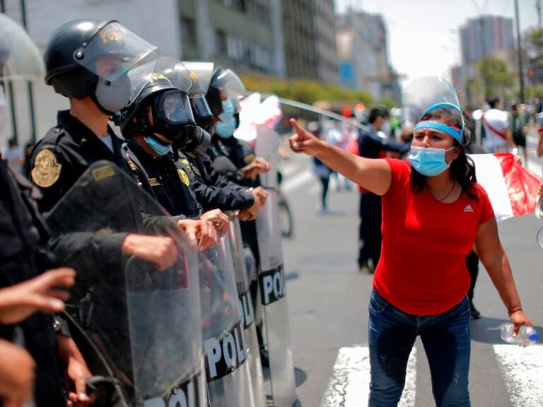 Ciudadanos increpan a los policías por la represión en Lima