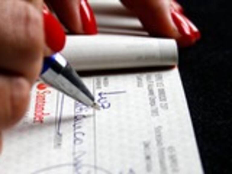 Hija de Joaquín Lavín fue sentenciada a 663 días de pena remitida por giro doloso de cheques