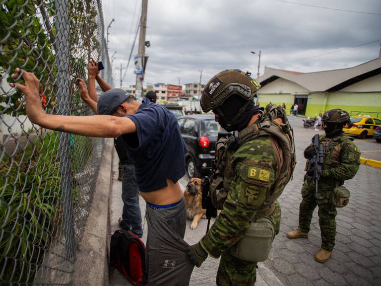 Un grupo de soldados de Ecuador revisa a un civil en un barrio de la ciudad de Quito, en medio de la ola de violencia que lanzaron las bandas criminales.