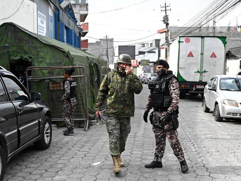 Soldados custodian los alrededores de una cárcel de Quito en Ecuador